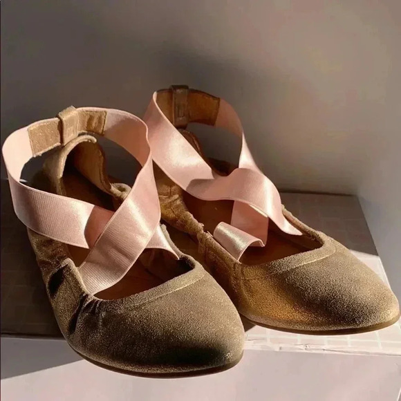 Taryn Rose Powder Metallic Ballet Flat - Picture 4 of 8